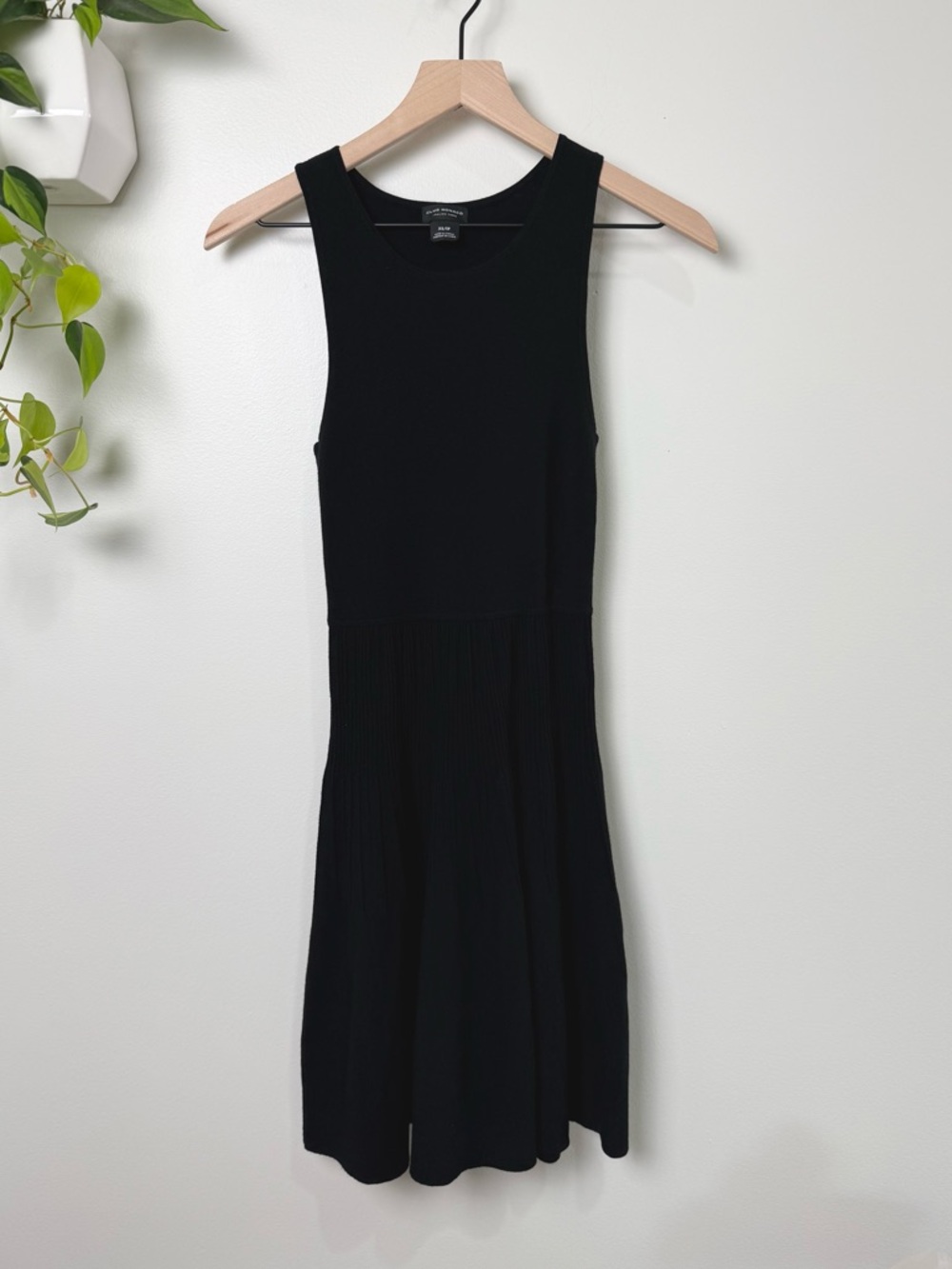 Club Monaco Sleeveless Knit Dress Black Fit Flare Pleated Skirt XS Italian Yarn